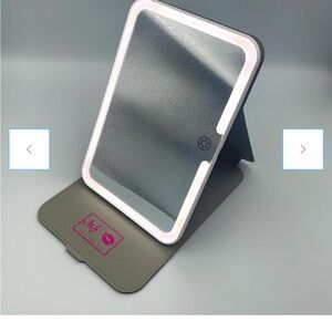 Makeup Junkie Bags MJ
Rechargeable LED Travel Mirror